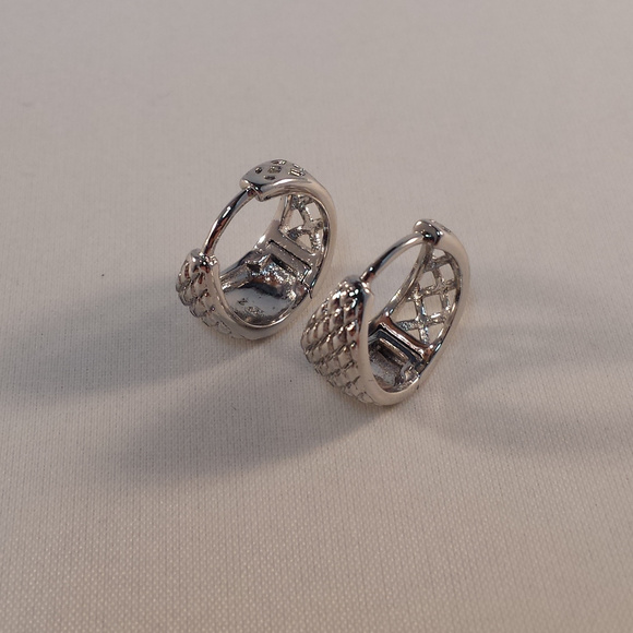 Mens 18K White Gold Filled Diamond Shape Carved Hoop Huggie Earrings 14mm Gift - Picture 3 of 6